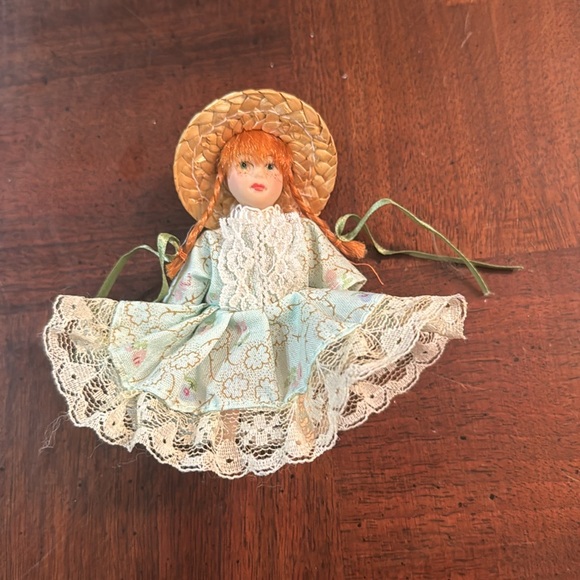Vintage Doll Anne of Green Gables Figurine 3.5" tall Lace Dress - Picture 5 of 7